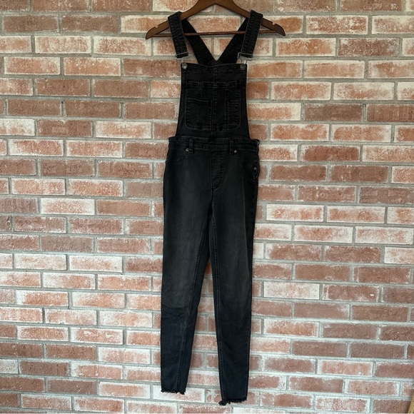 Free People Pants - Free People Denim Black Overalls Women’s 25 Raw Hem Skinny Adjustable Straps